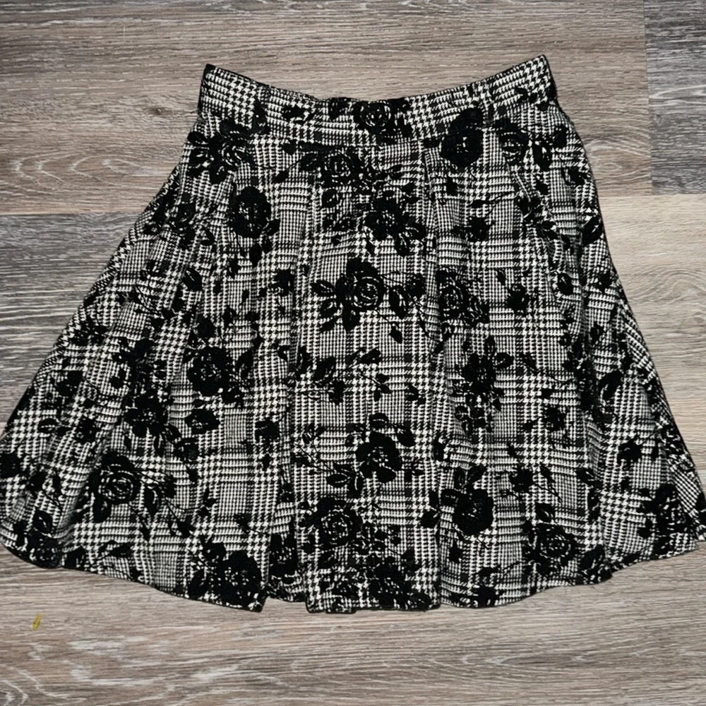 Black & Grey Tweed Plaid Skirt with Rose Pattern - Size Small